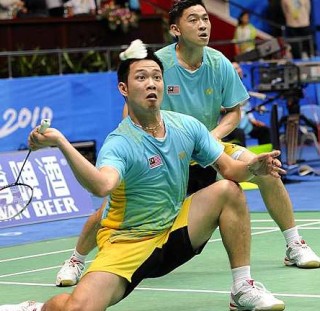 Strong determination: Koo Kien Keat (left) goes down on his knees to retrieve a shot as Tan Boon Heong looks on in the quarter-final match against Japan&rsquo;s Hirokatsu Hashimoto-Noriyasu Hirata yesterday. The Malaysians won 21-19, 13-21, 21-18.